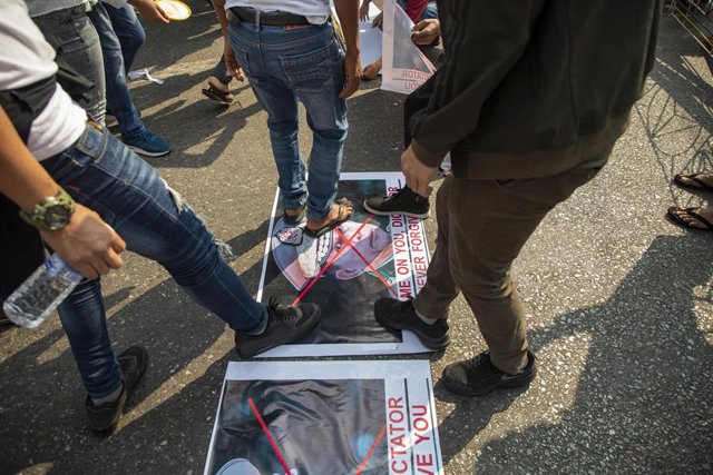 Archivo - Manifestantes pisan una imagen del jefe de la junta militar de Birmania, Min Aung Hlaing
