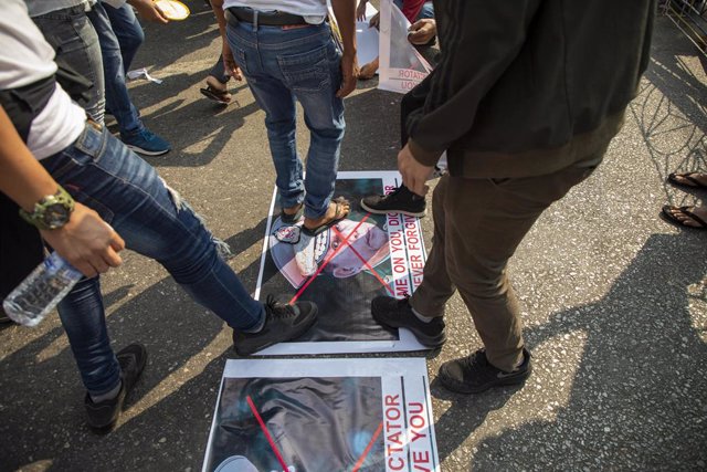 Archivo - 28 February 2021, Myanmar, Yangon: Protesters step on the posters of Myanmar's Commander-in-Chief Senior General Min Aung Hlaing during a protest against the military coup and detention of civilian leaders in Myanmar. Photo: Thuya Zaw/ZUMA Wir