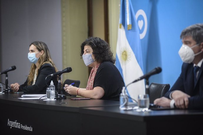 HANDOUT - 21 April 2021, Argentina, Buenos Aires: Argentinian Health Minister Carla Vizzotti (C), participates in a press conference on the latest updates concerning the Coronavirus pandemic. Photo: ---/Prensa Presidencia/dpa - ATENCIÓN: Sólo para uso e