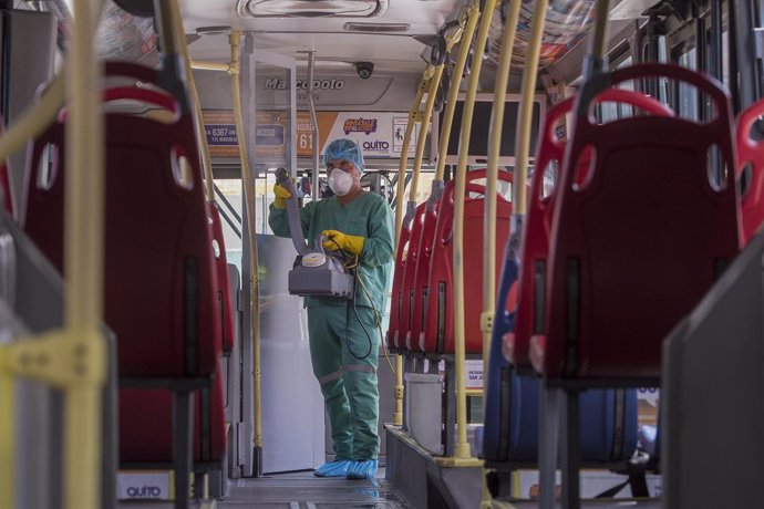 Archivo - Labores de desinfección de un autobús público de Quito, Ecuador.