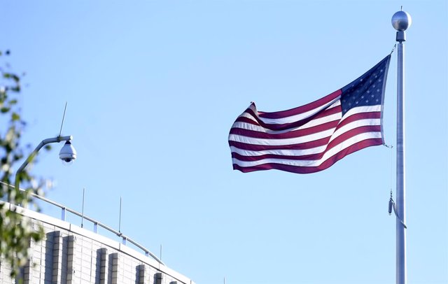 Archivo - FILED - 16 January 2014, Finland, Helsinki: A general view of the US flag waving in front of the USembassy in Helsinki. According to Finnish officials,negotiators from Russia and the United States will meet today for a new round of nuclear a
