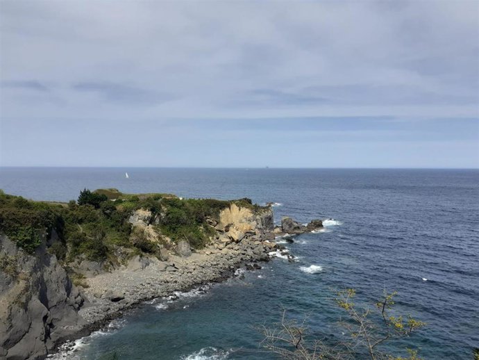 Nubes y claros en la costa de Bermeo (Bizkaia).