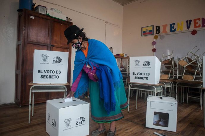 Una mujer vota en Quito en las elecciones presidenciales de abril de 2021.