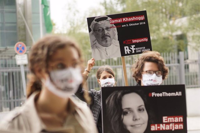 Archivo - Imagen de archivo de una vigilia de activistas de RSF en memoria del periodista Yamal Jashogi ante la Embajada saudí en Berlín