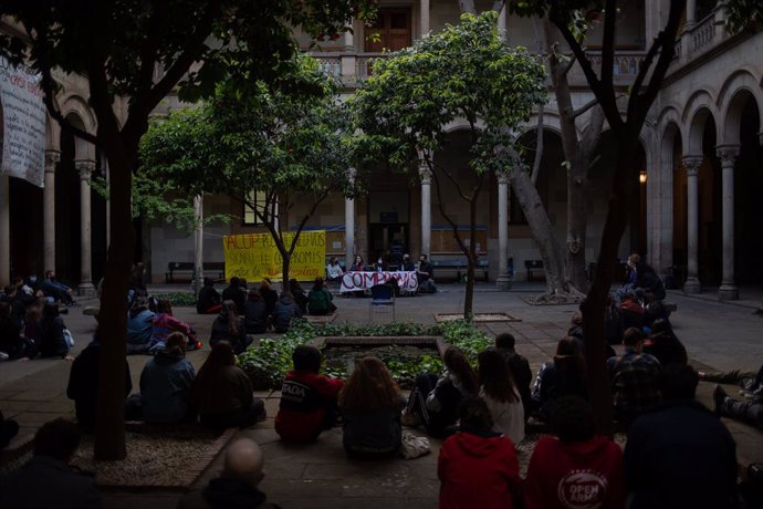 Diverses persones participen en el segon dia de l'ocupació d'un edifici de la Universitat de Barcelona (UB), a 21 d'abril de 2021.