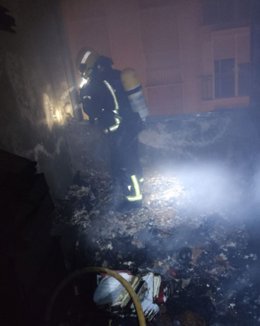 Un bombero de Málaga captal interviene en el incendio en una vivienda