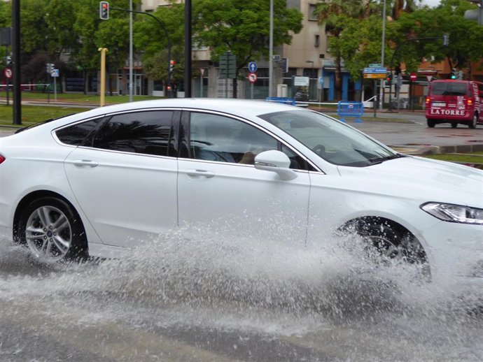 Archivo - COCHE, AGUA, TORMENTA, LLUVIAS, DANA, AVENIDA JUAN DE BORBÓN
