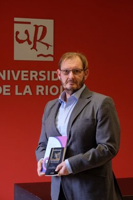 El profesor del departamento de Filologías Hispánica y Clásica de la Universidad de La Rioja, Juan Manuel Escudero Baztán, con sus libros sobre Calderón de la Barca