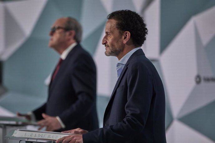 (I-D) El candidato del PSOE a la Presidencia de la Comunidad de Madrid, Ángel Gabilondo; y el candidato de Cs a la Presidencia de la Comunidad de Madrid, Edmundo Bal, minutos antes del comienzo del primer debate electoral.