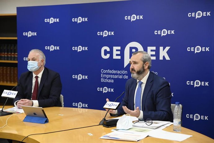 Archivo - El presidente de Cebek, Iñaki Garcinuño, y el secretario general, Francisco Javier Azpiazu.