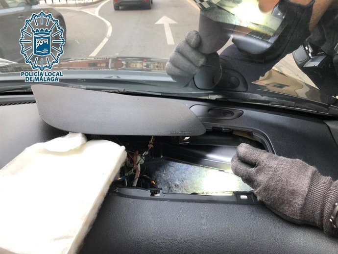 Droga en el hueco del airbag