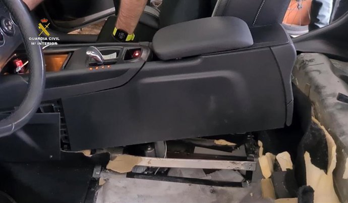 La Guardia Civil interviene 14,8 kg de hachís transportados ocultos en el doble fondo de un vehículo