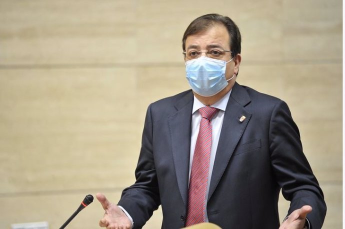 El presidente de la Junta de Extremadura, Guillermo Fernández Vara, en el pleno de la Asamblea