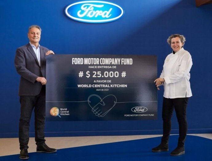 La chef Pepa Muñoz, cabeza visible de la ONG WCK en España, recoge el cheque de 25.000 dólares de manos del presidente de Ford Iberia, Jesús Alonso, en las oficinas de Ford en Madrid.