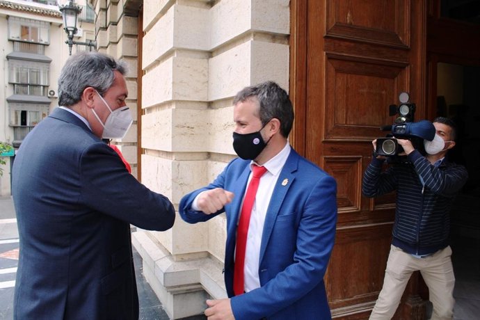 El alcalde de Jaén, Julio Millán (d), y el alcalde de Sevilla, Juan Espadas (i).