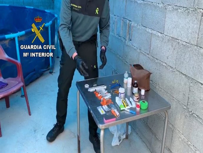 Archivo - Piscina para las peleas de gallos junto a una mesa con medicamentos veterinarios