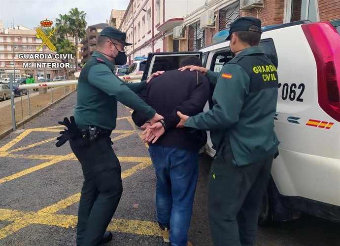 Imagen del detenido, custodiado por la Guardia Civil
