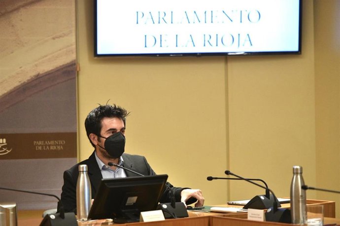 El consejero de Sostenibilidad y Transición Ecológica, Álex Dorado Nájera, ha comparecido este jueves ante la Comisión de Sostenibilidad y Transición Ecológica del Parlamento de La Rioja