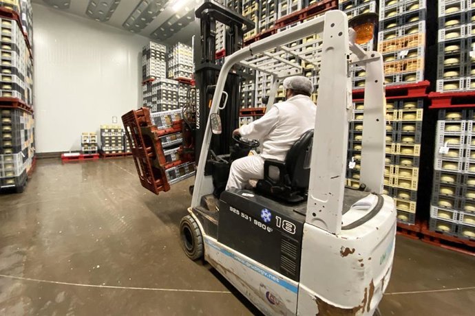 Un operario trabajando en una fábrica