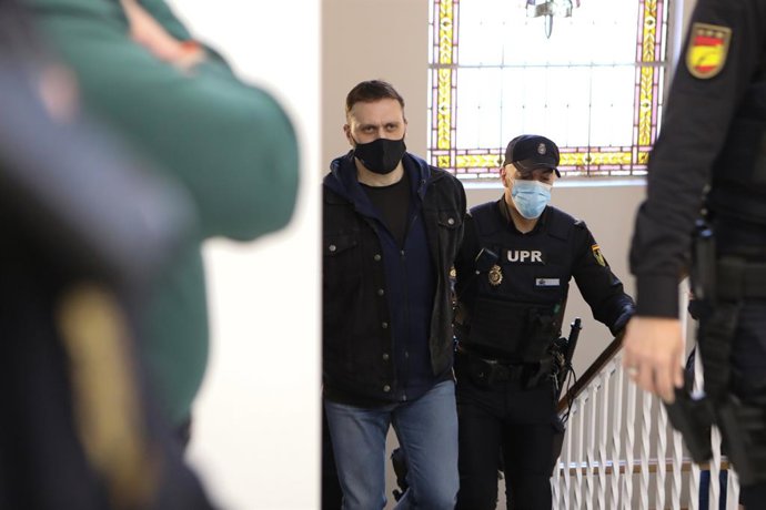 El acusado Norbert Feher, alias Igor el Ruso', a su llegada escoltado a un juicio en la Audiencia Provincial de Teruel, a 19 de abril de 2021, en Teruel, Aragón, (España). Feher acude hoy a la sexta sesión del juicio, en el que está acusado por el pres