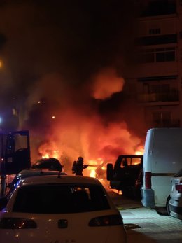 Efectivos del Consorcio Provincial de Bomberos de Málaga extinguen el fuego en varios vehículos en una calle de Vélez-Málaga