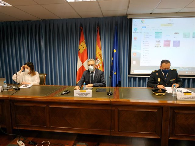 El delegado del Gobierno, Javier Izquierdo, en el centro, durante la comparecencia para dar los detalles de la liberación de las cuatro mujeres explotadas sexualmente.