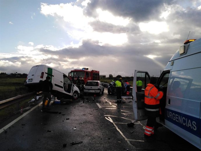 La furgoneta del SAS (izda.), tal y como quedó como resultado del accidente.