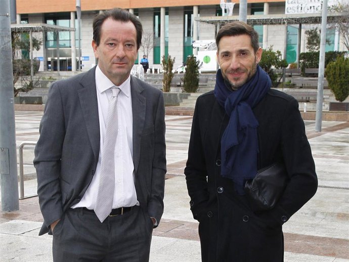 Archivo - Antonio David, en una imagen de archivo con su abogado, Iván Hernández
