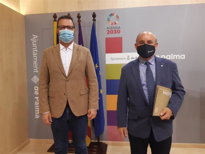 El alcalde de Palma, José Hila, junto con el director de Calidad de Emaya, Felipe Belinchón.