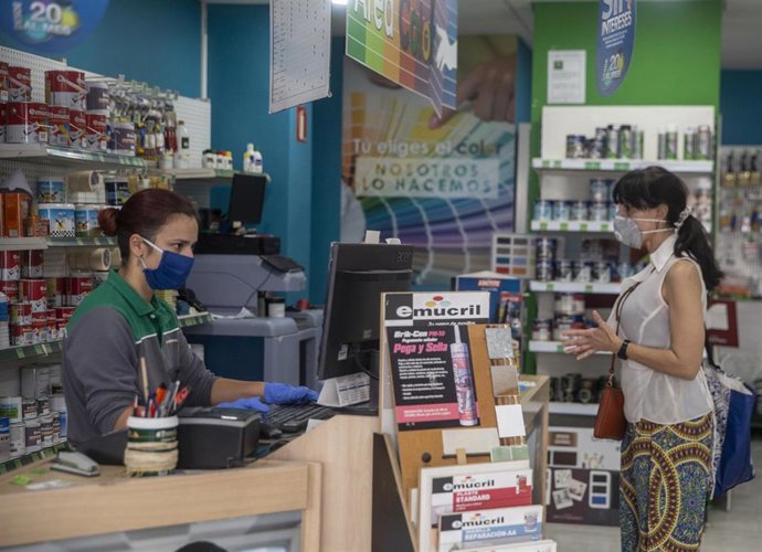 Archivo - Una trabajadora de una tienda de pinturas.