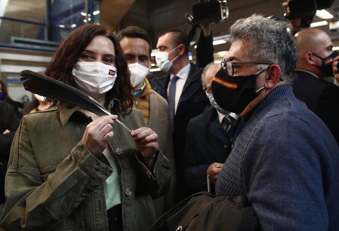 La presidenta de la Comunidad de Madrid y candidata del PP a la reelección, Isabel Díaz Ayuso, presenta su programa de Transportes en la estación de Metro de Villaverde alto.