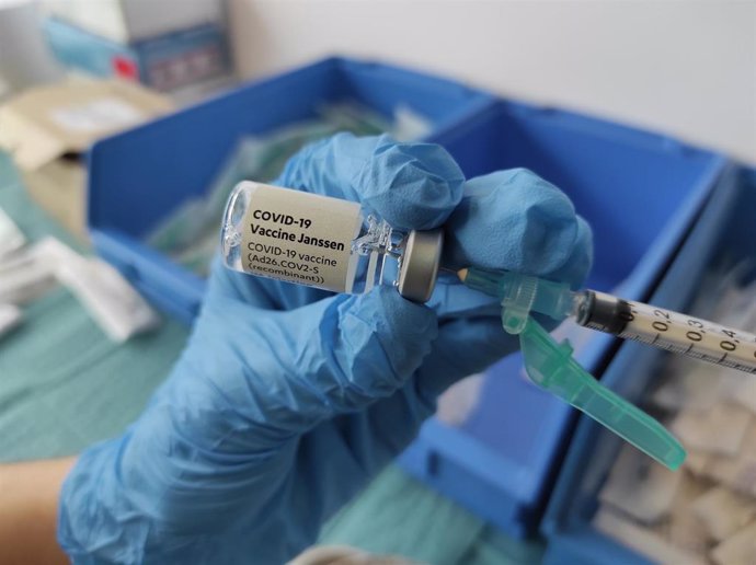 Un profesional sanitario muestra un vial con la vacuna de Janssen en un dispositivo ubicado en las instalaciones de Forem, a 22 de abril de 2021, en Mutilva, Navarra, Pamplona (España). Navarra comienza este jueves a administrar la vacuna de Janssen par