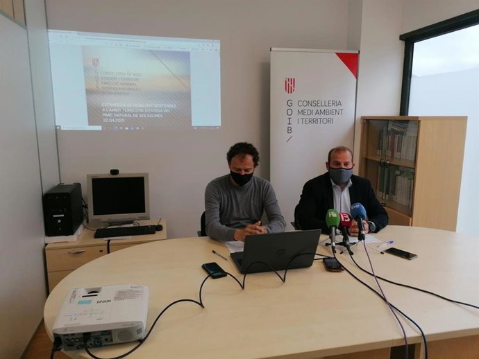 El conseller de Medio Ambiente y Territorio, Miquel Mir (d) y el director general de Espcios Naturales y Biodiversidad, Lloren Mas (i)