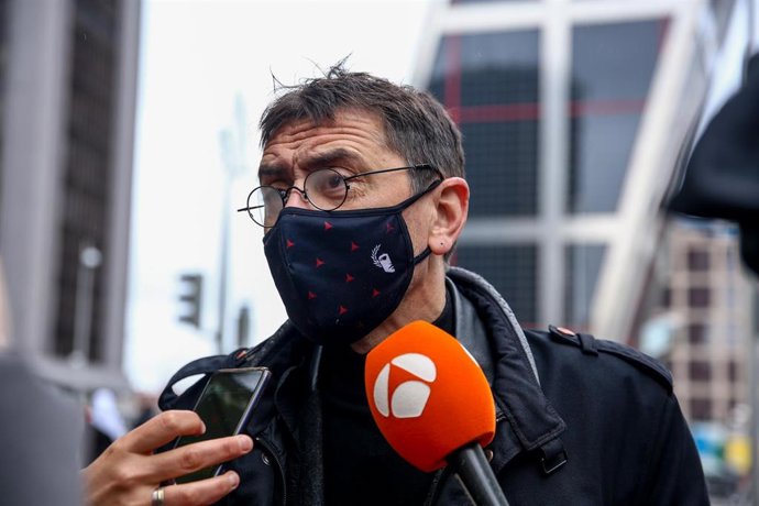 El cofundador de Podemos, Juan Carlos Monedero, ofrece declaraciones a los medios a su llegada a los Juzgados de Plaza de Castilla