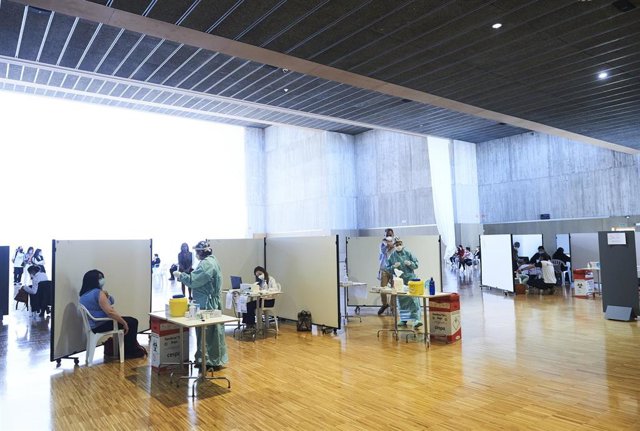 ispositivo de vacunación masiva frente al Covid-19, en el Palacio de Exposiciones y Congresos de Santander.