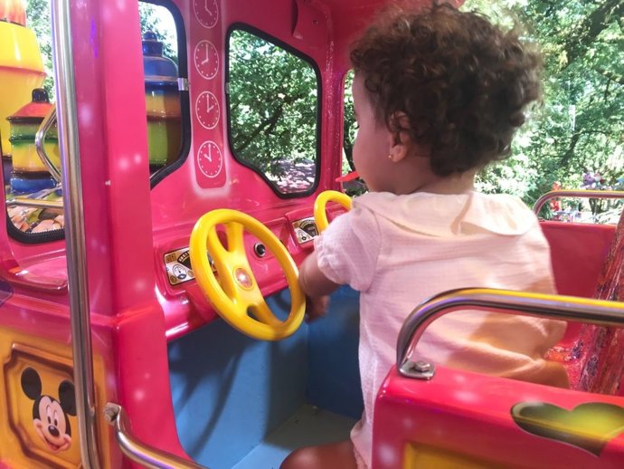 Atracciones de feria. Una niña gallega disfruta en un coche de atracción durante las fiestas de la Ascensión antes de la pandemia.