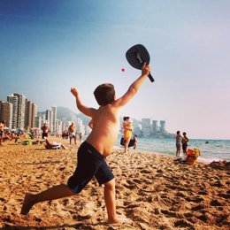 Archivo - Un niño juega en la playa