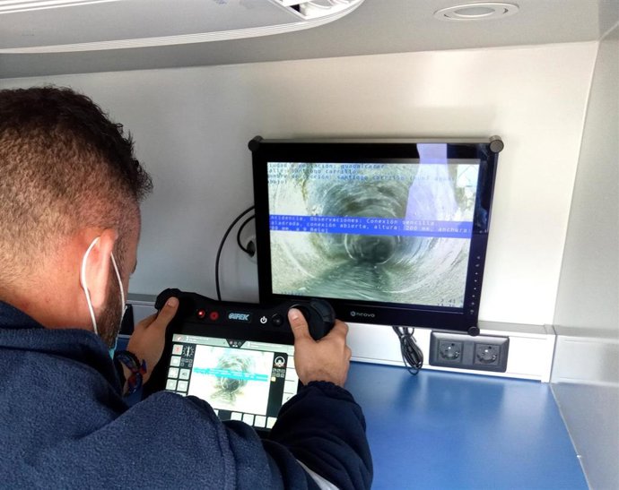 Un trabajador de Emproacsa durante una de las inspecciones.