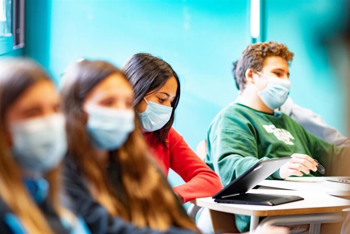 La Fundación 'la Caixa' lanza un programa de becas de grado para estudiantes excelentes con escasos recursos-