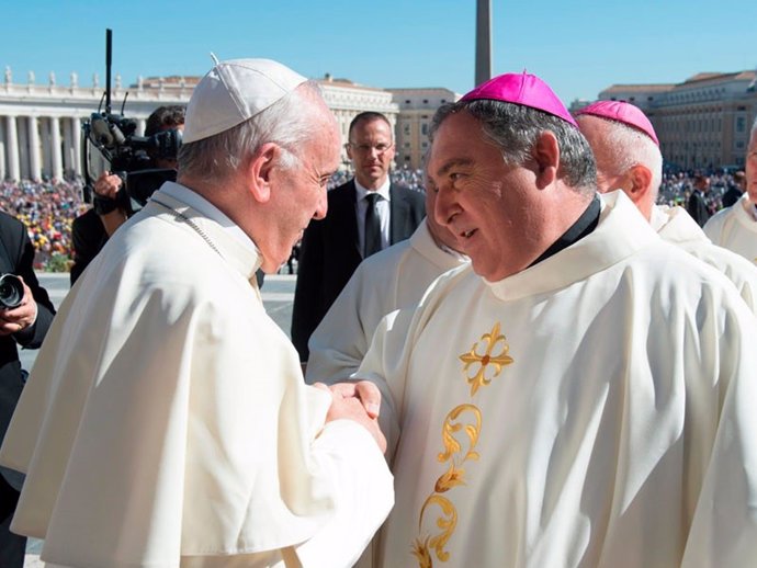 Archivo - El nuevo obispo de Canarias, José Mazuelos, con el Papa Francisco, en 2020