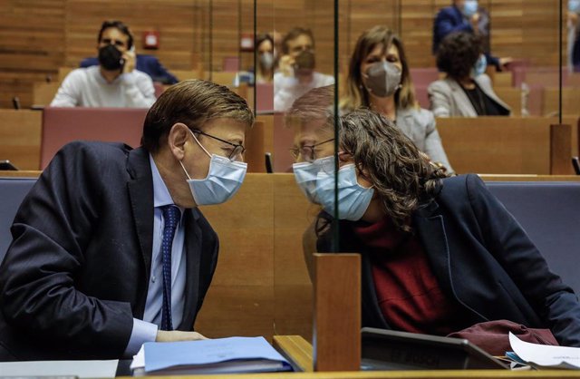El president de la Generalitat Valenciana, Ximo Puig (i), y la vicepresidenta, Mónica Oltra (d), durante la sesión de control al Ejecutivo autonómico en Les Cortes