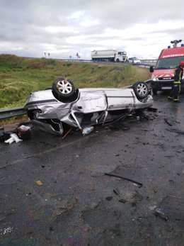 Coche del varón fallecido en una salida de vía en la A-4 cerca de Écija (Sevilla).