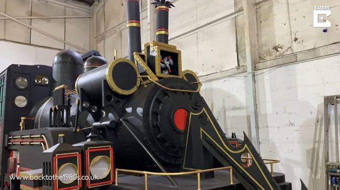 Un par de aficionados de Regreso al Futuro construyen una réplica a tamaño real de un tren que viaja en el tiempo