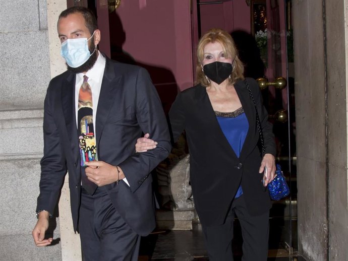 Tita Cervera y su hijo Borja saliendo de un exclusivo restaurante de la capital