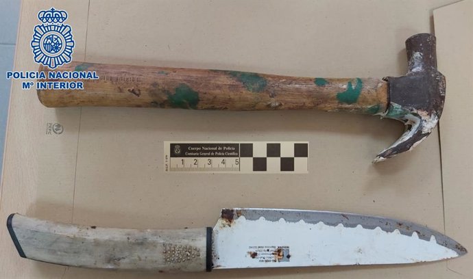 Martillo y cuchillo incautado al detenido