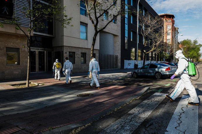 Archivo - Militares de la Unidad Militar de Emergenicas (UME) momentos antes de desinfectar la Residencia de Mayores Nuestra Señora del Perpetuo Socorro  para evitar la expansión del coronavirus en los centros de mayores, en Madrid (España) a 12 de abri