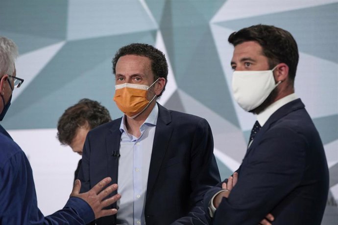 El candidato de Cs a la Presidencia de la Comunidad de Madrid, Edmundo Bal (c), minutos antes del primer debate electoral previo a los comicios a la Asamblea de Madrid, en Telemadrid, a 21 de abril de 2021, en Madrid (España). 