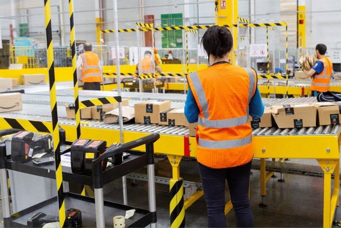 Archivo - Trabajadores del centro logístico de Amazon en Alcalá de Henares (Madrid)