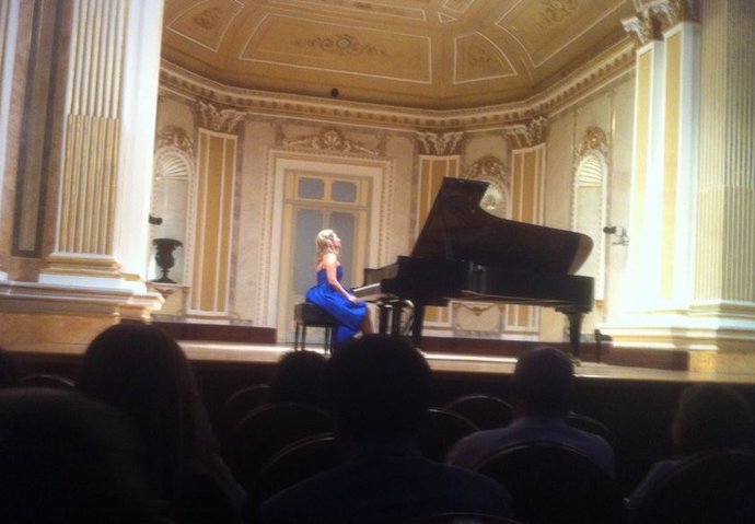 La pianista malagueña Paula Coronas en uno de sus conciertos
