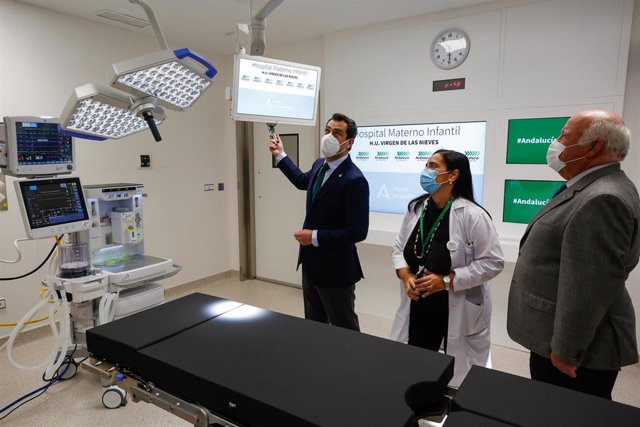 El presidente de la Junta de Andalucía, Juanma Moreno (1i), junto al consejero de Salud, Jesús Aguirre (1d), durante la visita a las nuevas instalaciones del Hospital Materno Infantil Virgen de las Nieves